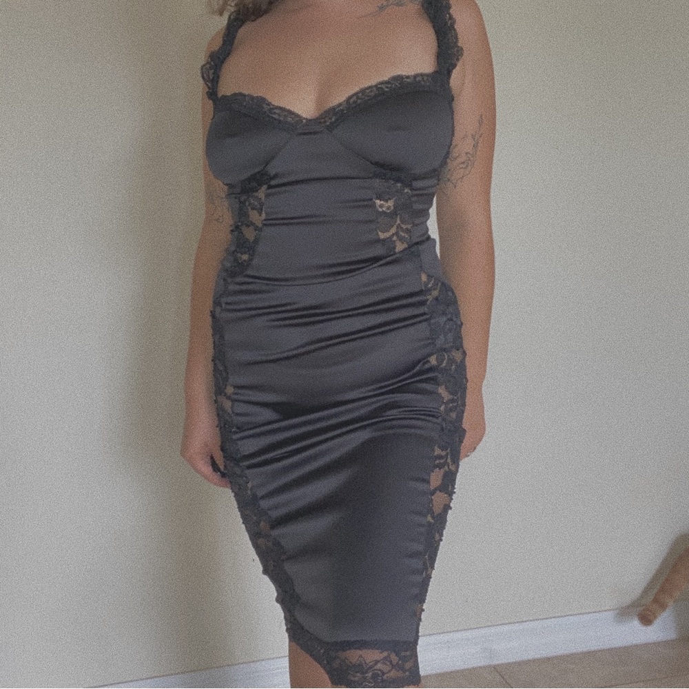 GORGEOUS black lace strap corset style midi dress !